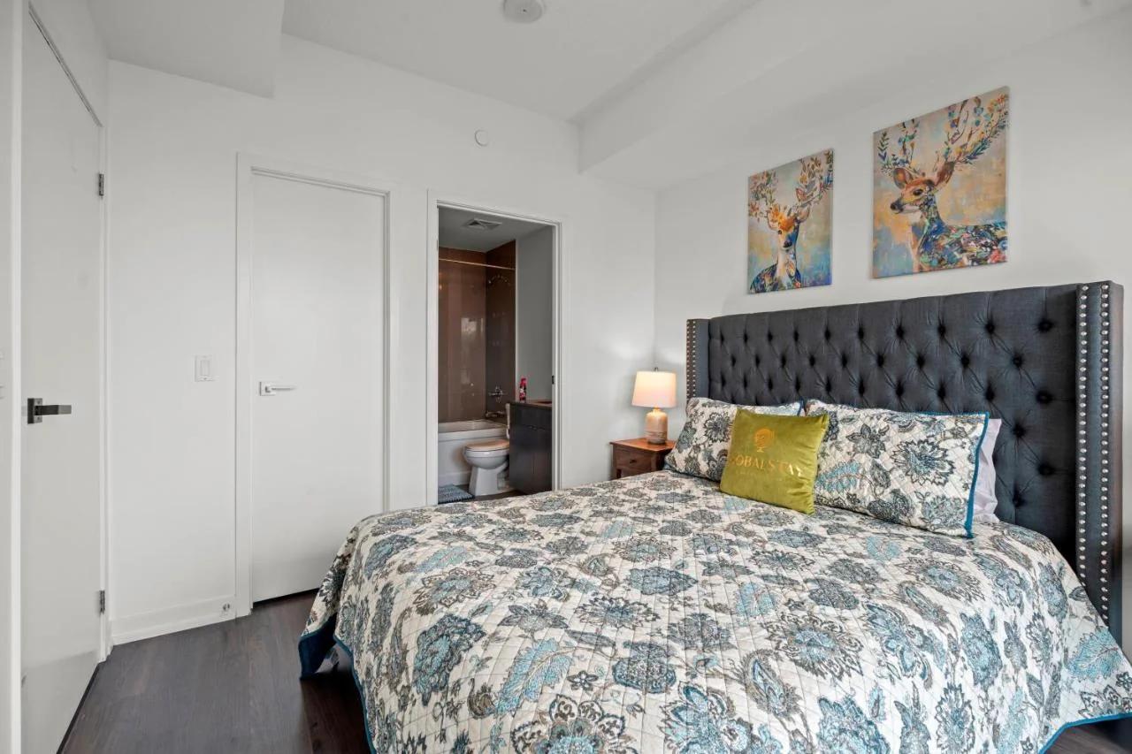 Cozy 2 Bedroom Condo in Dunfield Ave Downtown Toronto photo