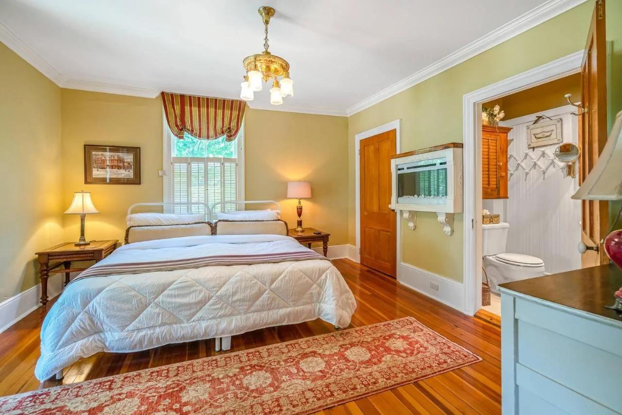 Guest Room 1841 - Hot Tub Mini Putt Historic Old Town for 2 Guests photo