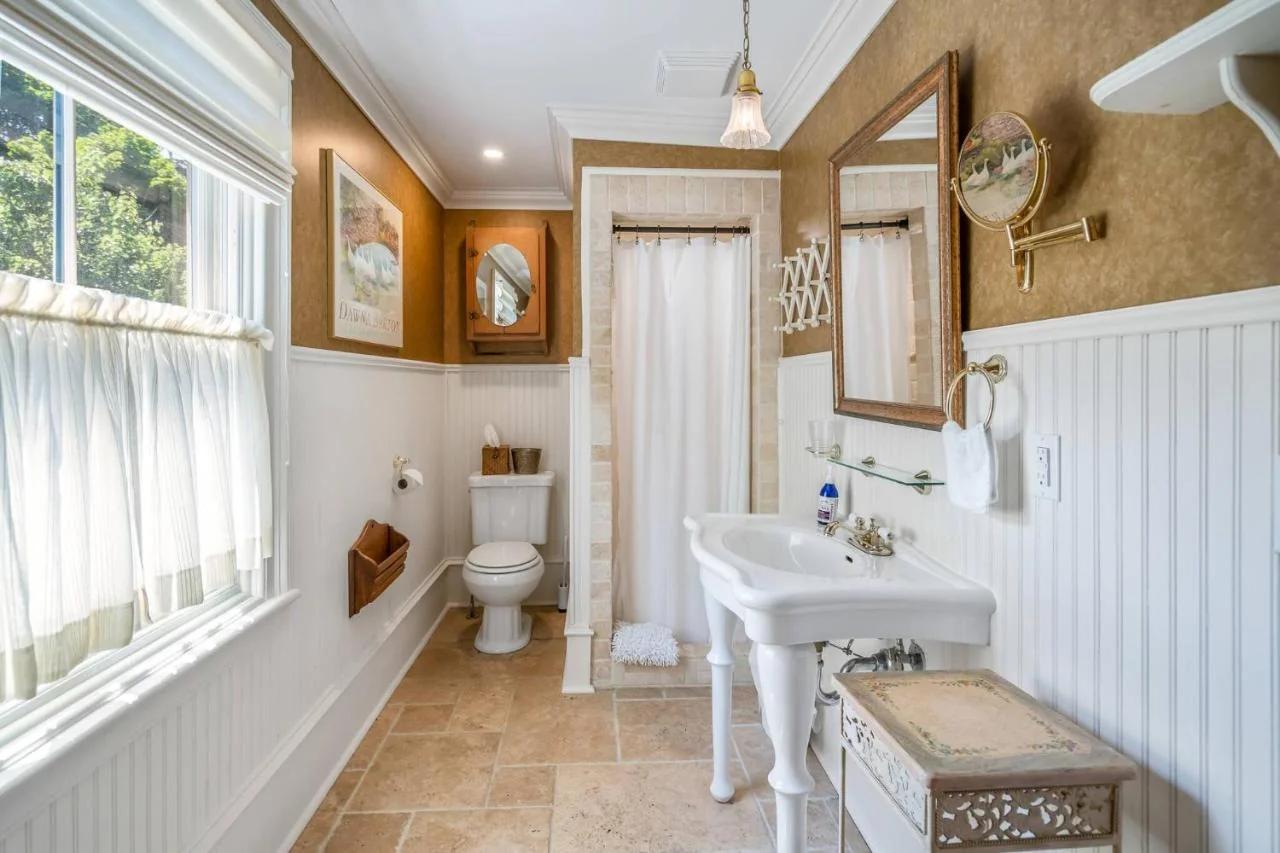 Guest Room 1843 Hot Tub Heart of Old Town NOTL for 2 Guests photo