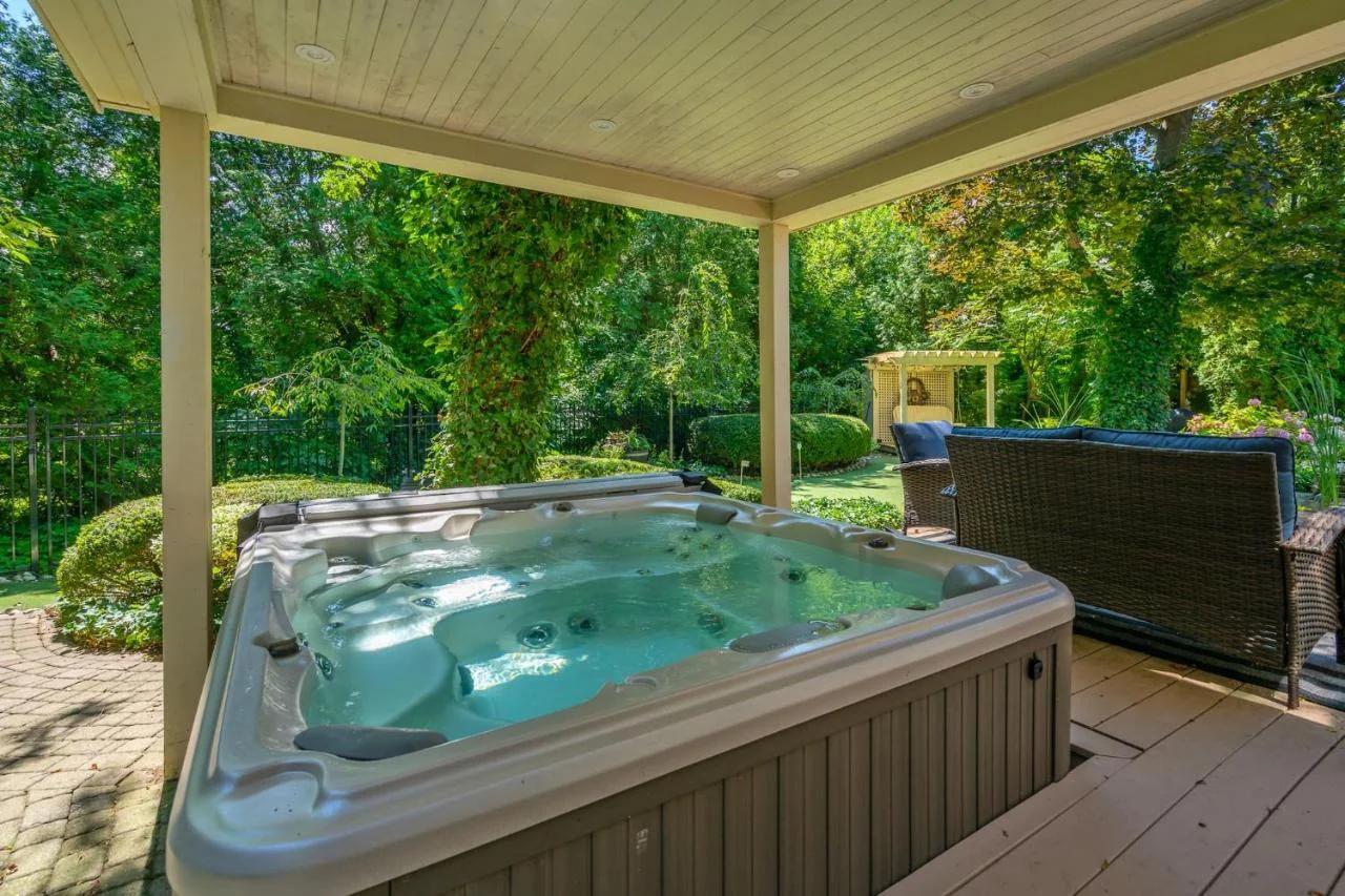 Guest Room 1843 Hot Tub Heart of Old Town NOTL for 2 Guests photo