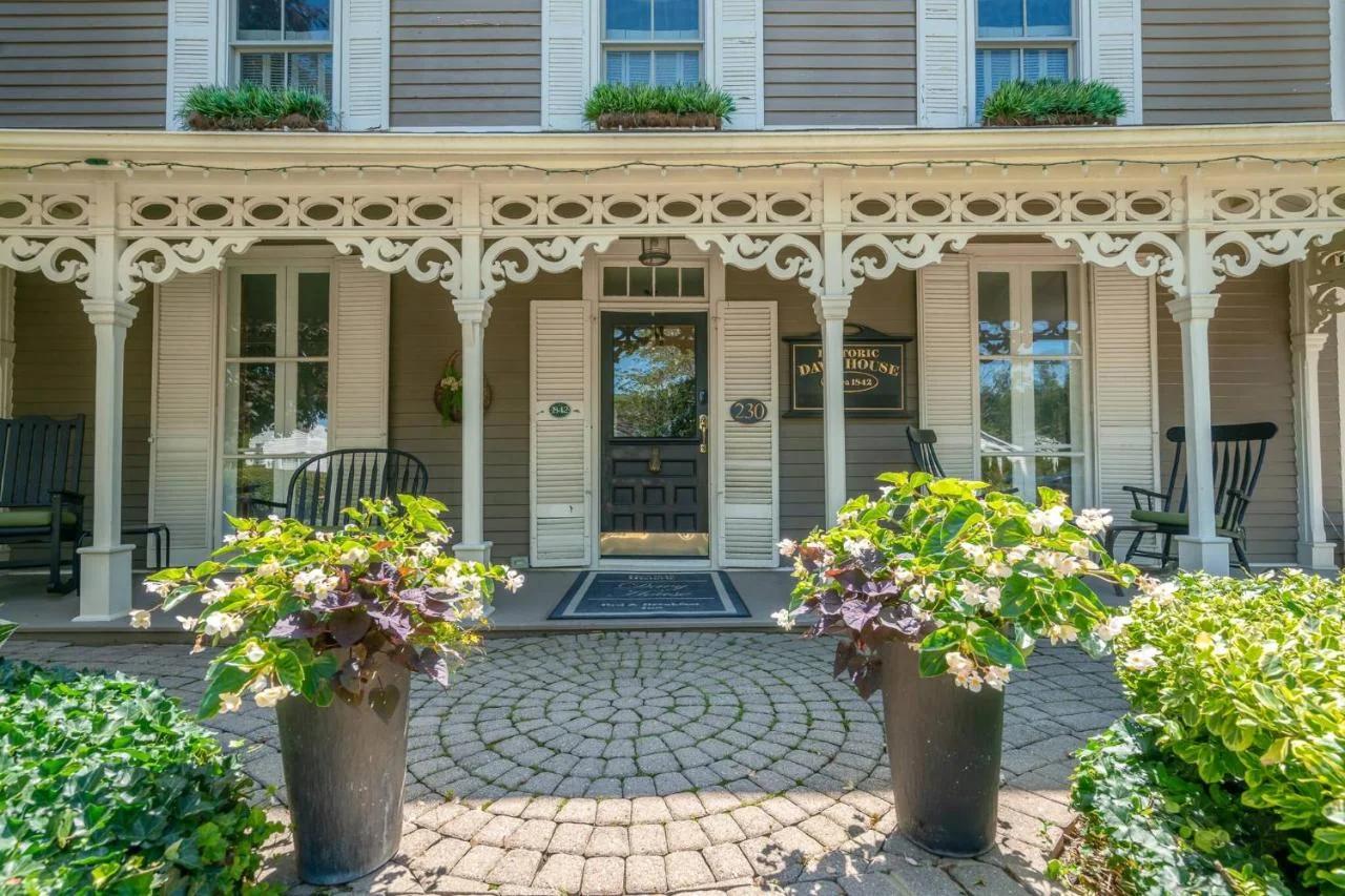 Guest Room 1843 Hot Tub Heart of Old Town NOTL for 2 Guests photo