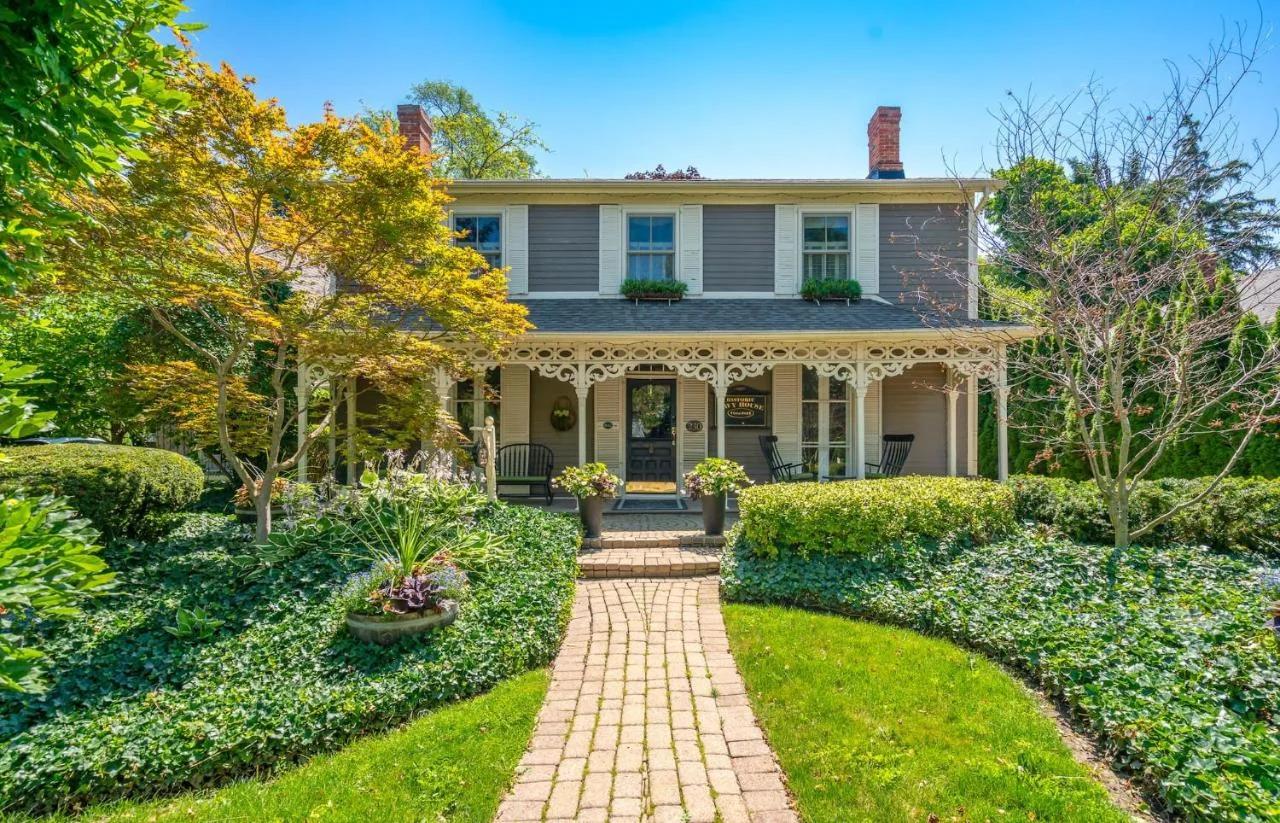 Guestroom 1842 - Hot Tub Historic Home Steps to Everything NOTL photo