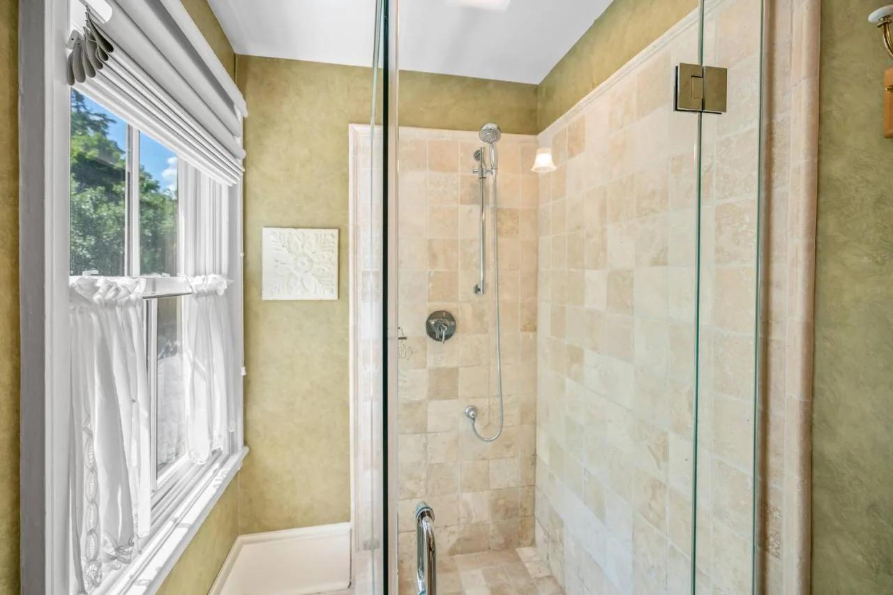 Guestroom 1842 - Hot Tub Historic Home Steps to Everything NOTL photo