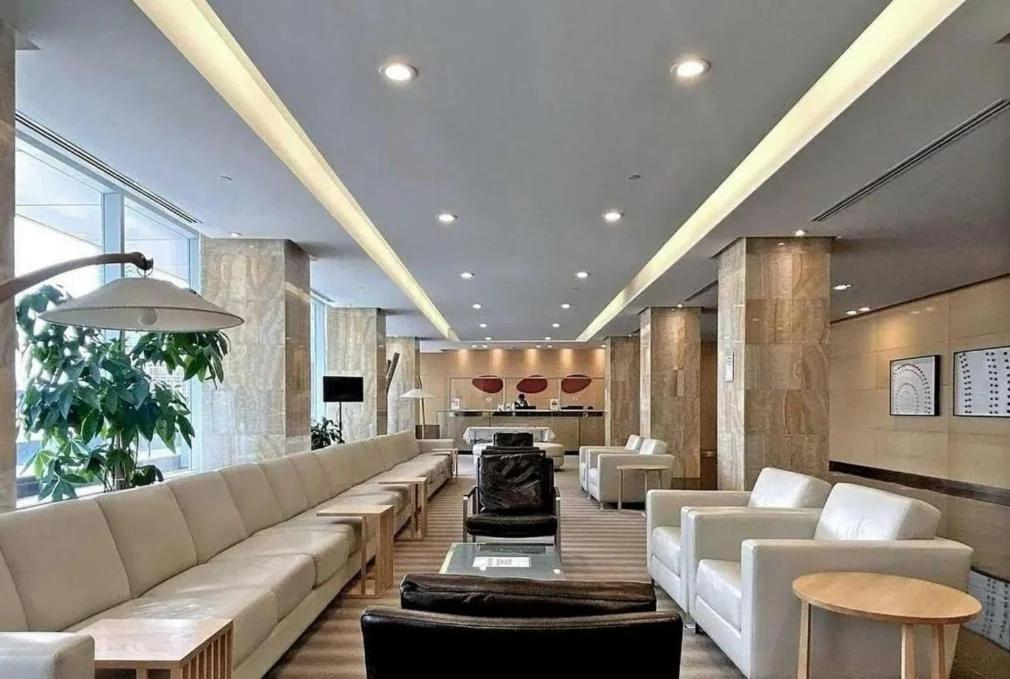 Luxe 3-Bedroom Lakeview Condo, Free parking ,Walk to CN Tower, Scotiabank Arena & Rogers Centre photo