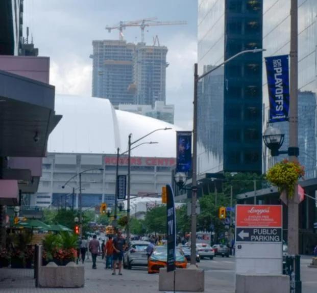 Luxe 3-Bedroom Lakeview Condo, Free parking ,Walk to CN Tower, Scotiabank Arena & Rogers Centre photo