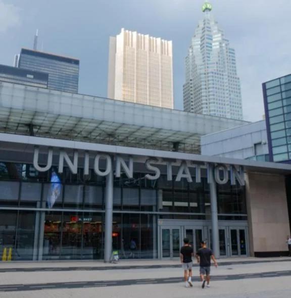 Luxe 3-Bedroom Lakeview Condo, Free parking ,Walk to CN Tower, Scotiabank Arena & Rogers Centre photo
