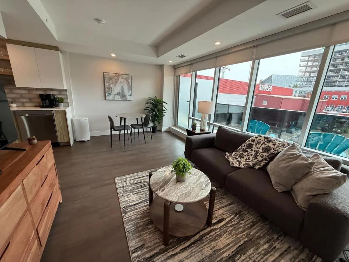 Modern & spotless 1 BR downtown with 6 appliances photo