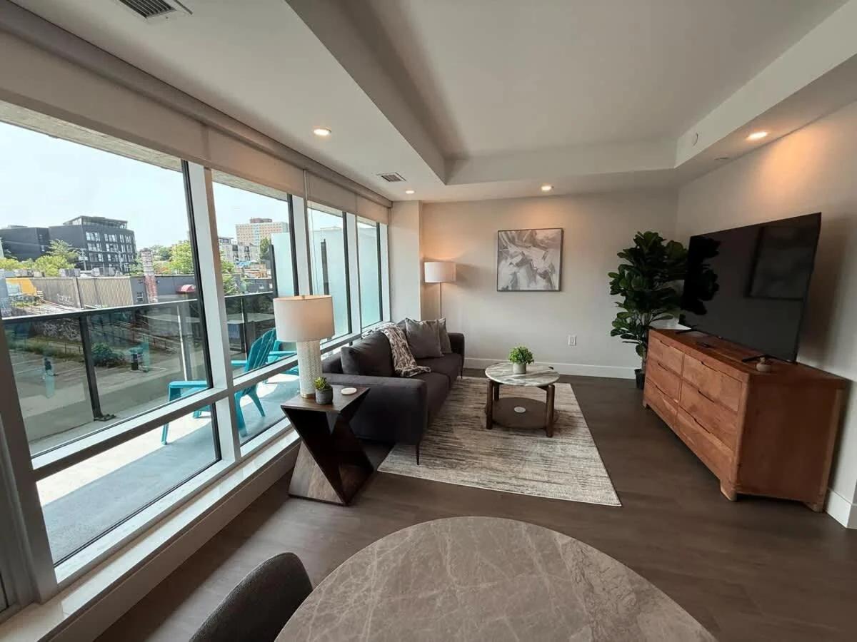 Modern & spotless 1 BR downtown with 6 appliances photo