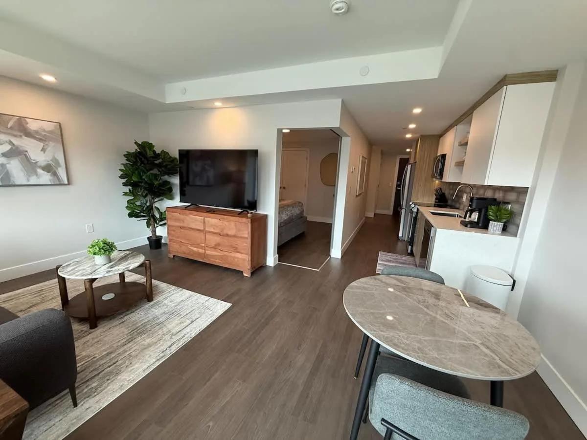 Modern & spotless 1 BR downtown with 6 appliances photo