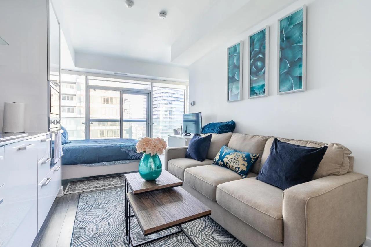 Modern Studio Condo High Floor Downtown Toronto photo