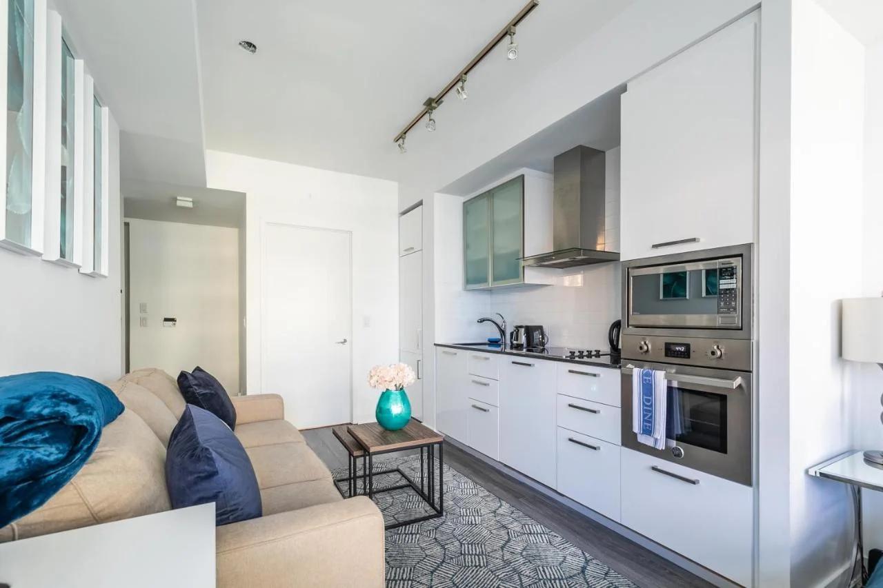 Modern Studio Condo High Floor Downtown Toronto photo