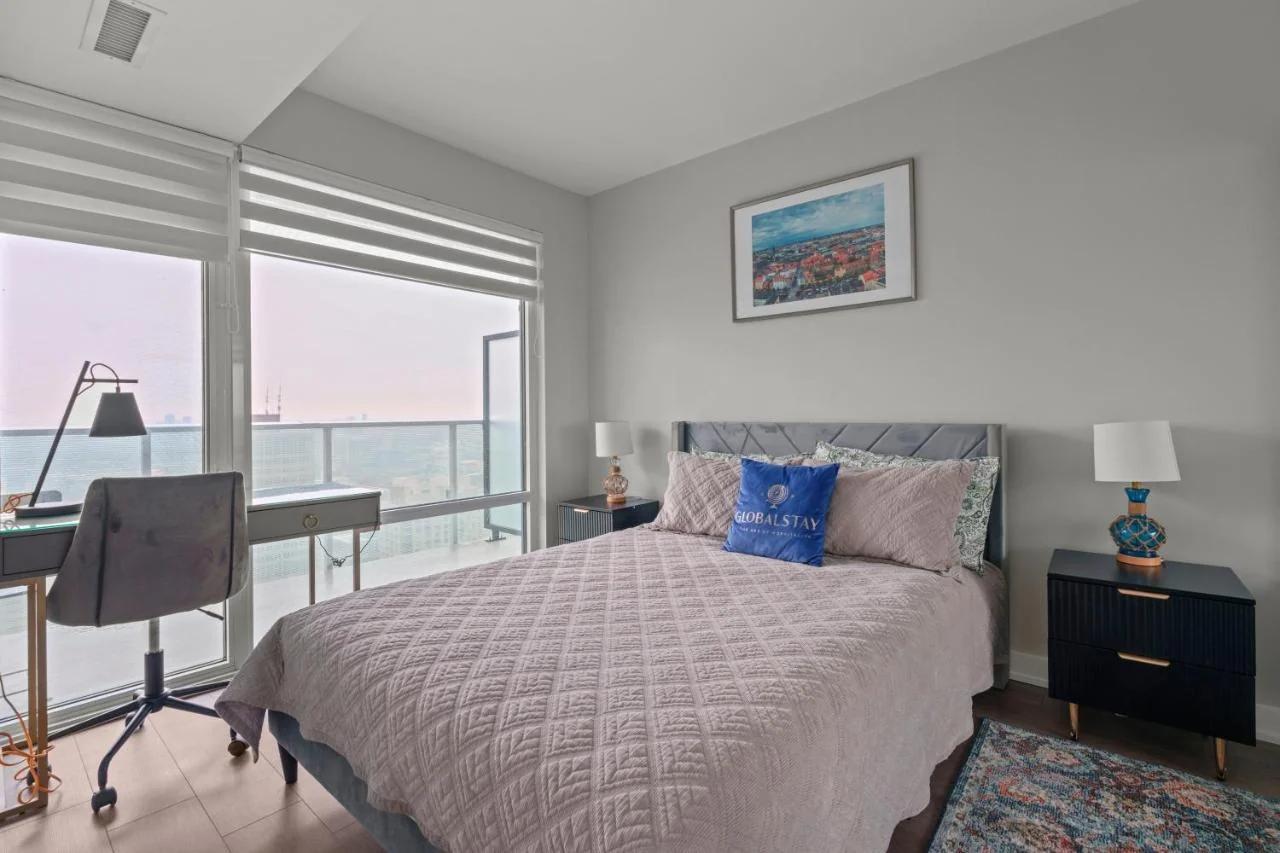 New Cozy 1 Bedroom & Den Condo in Downtown Toronto
