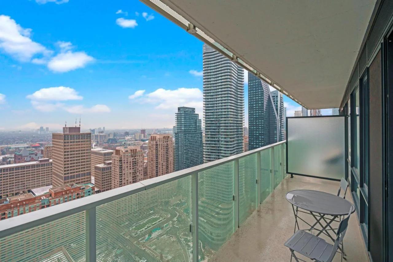 New Cozy 1 Bedroom & Den Condo in Downtown Toronto photo