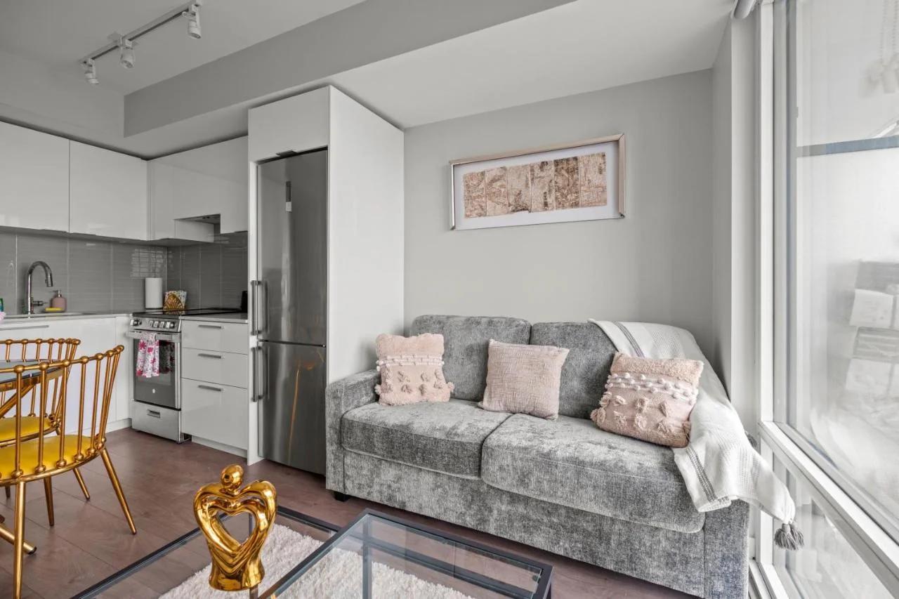 New Cozy 1 Bedroom & Den Condo in Downtown Toronto photo
