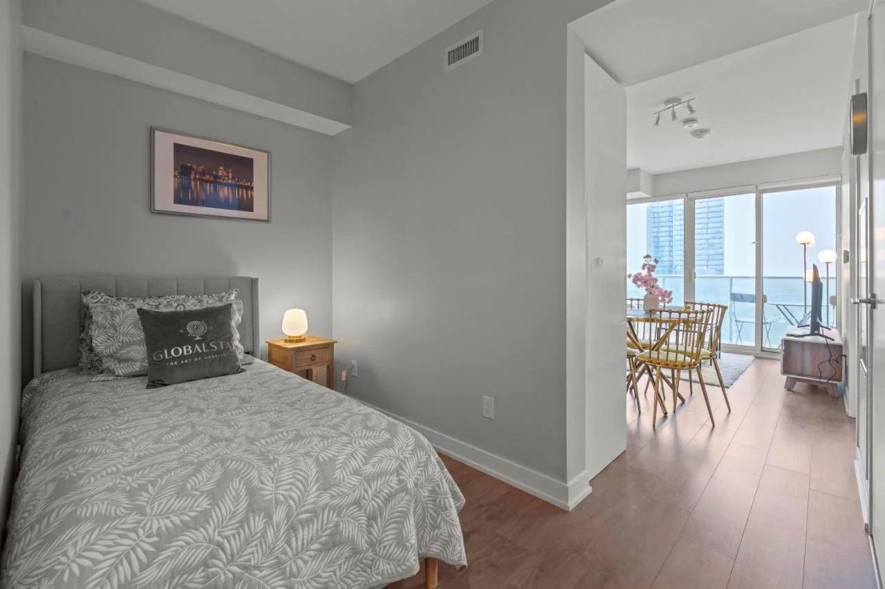 New Cozy 1 Bedroom & Den Condo in Downtown Toronto photo