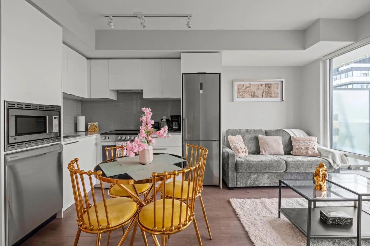 New Cozy 1 Bedroom & Den Condo in Downtown Toronto photo