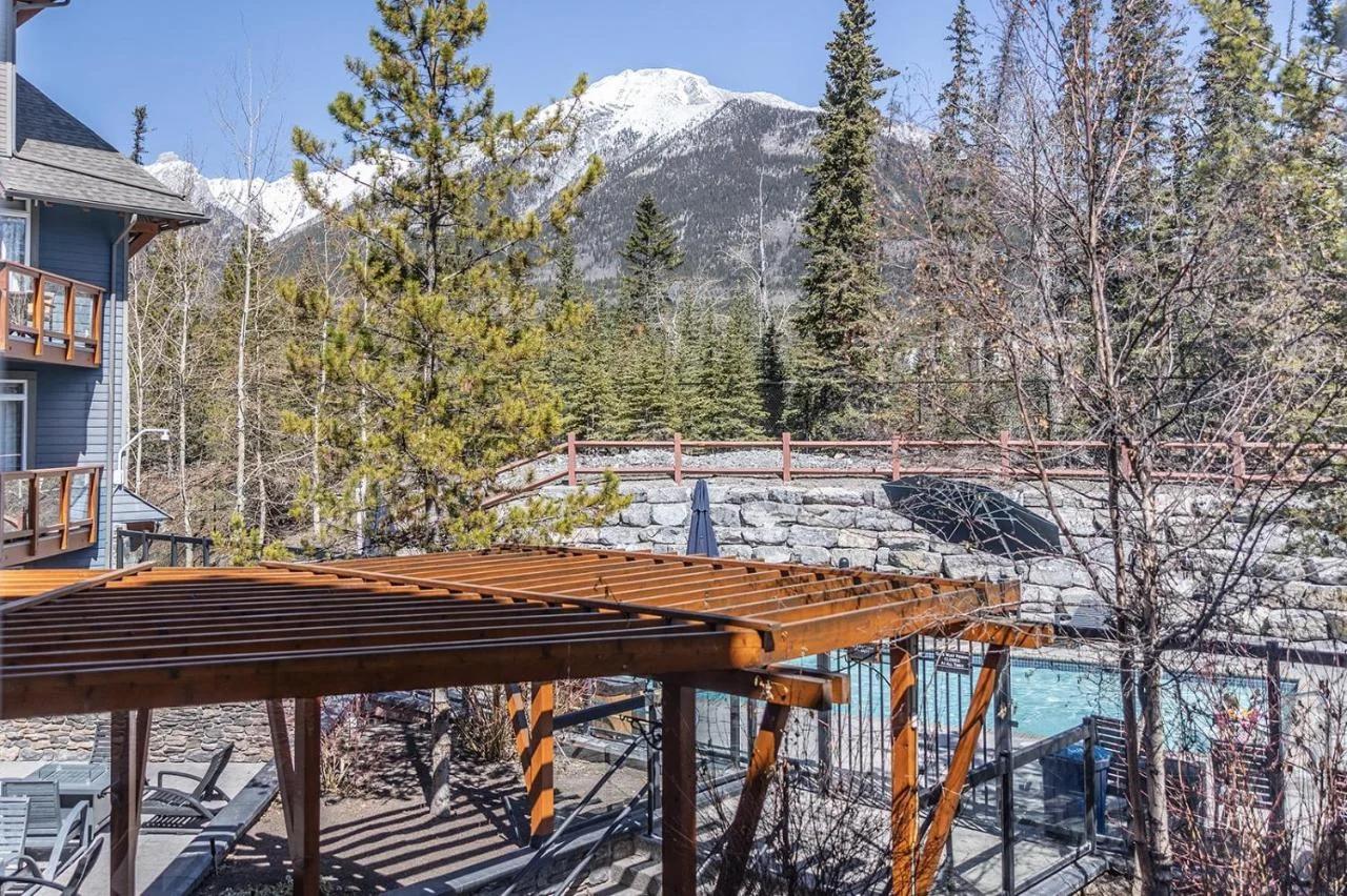 Premium King suite with views and pool photo