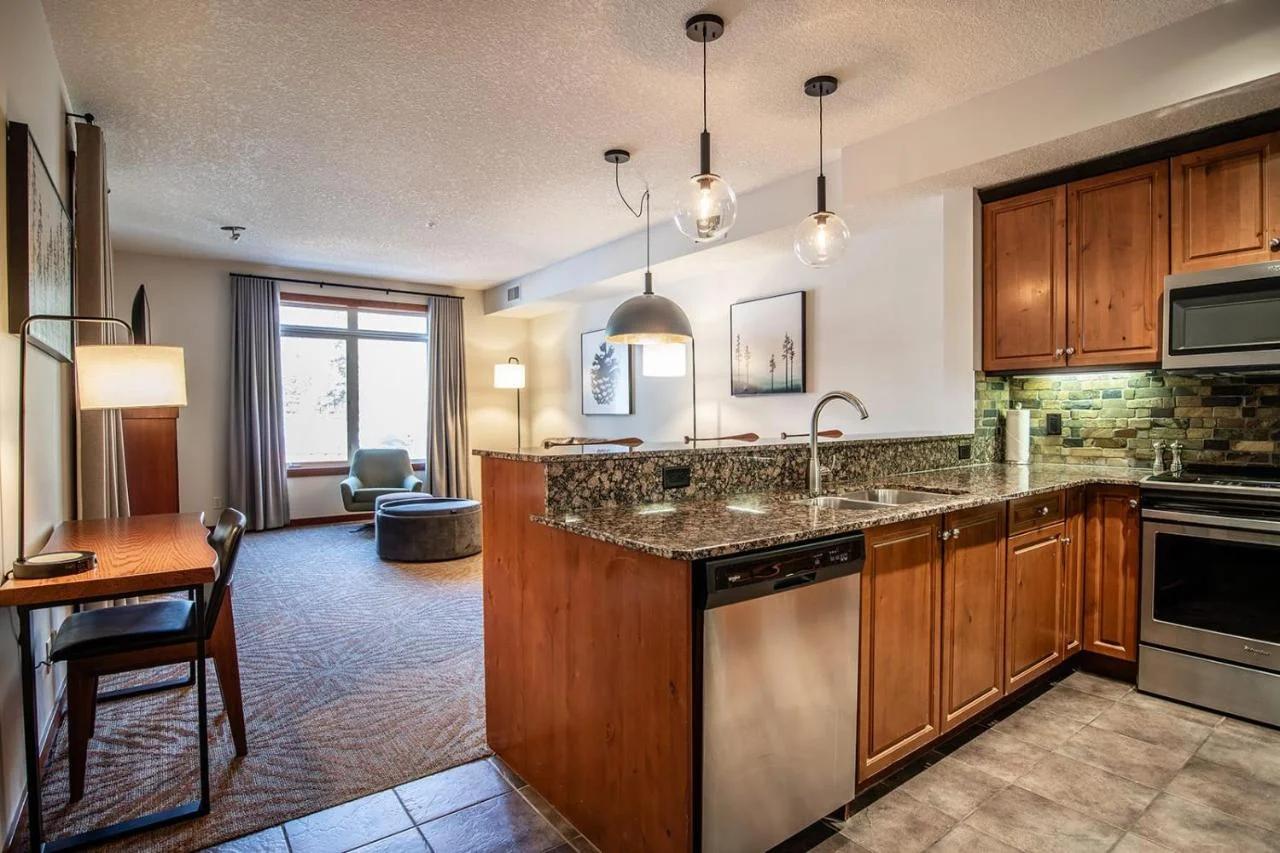 Premium King suite with views and pool photo