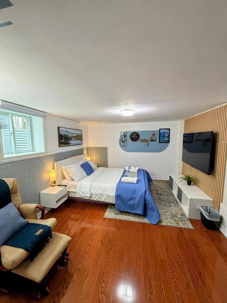 Spacious room near subway & shops photo