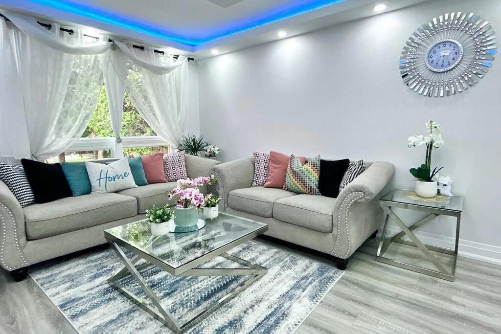 Super Luxury Family Home - 3 Bedrooms, 1 Full Bathroom and 1 Half Washroom with Free Parking, Wifi, Netflix foto