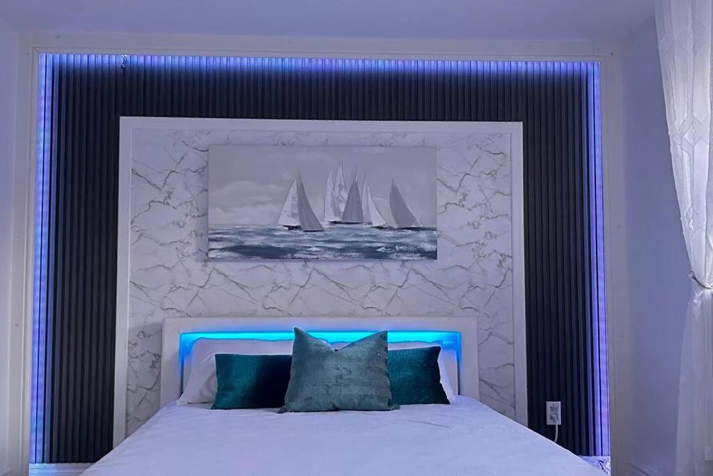 Super Luxury Family Home - 3 Bedrooms, 1 Full Bathroom and 1 Half Washroom with Free Parking, Wifi, Netflix foto