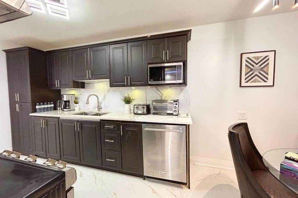 Super Luxury Family Home - 3 Bedrooms, 1 Full Bathroom and 1 Half Washroom with Free Parking, Wifi, Netflix foto