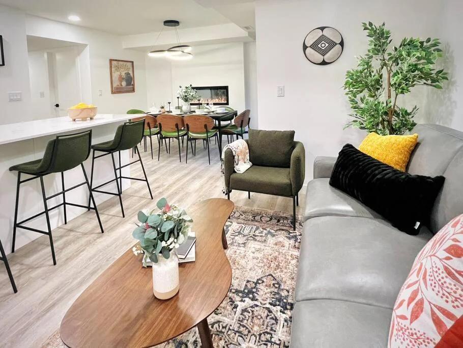 T201 Brand NEW Downtown Canmore 3BD & 2BT, BBQ, Free Parking foto