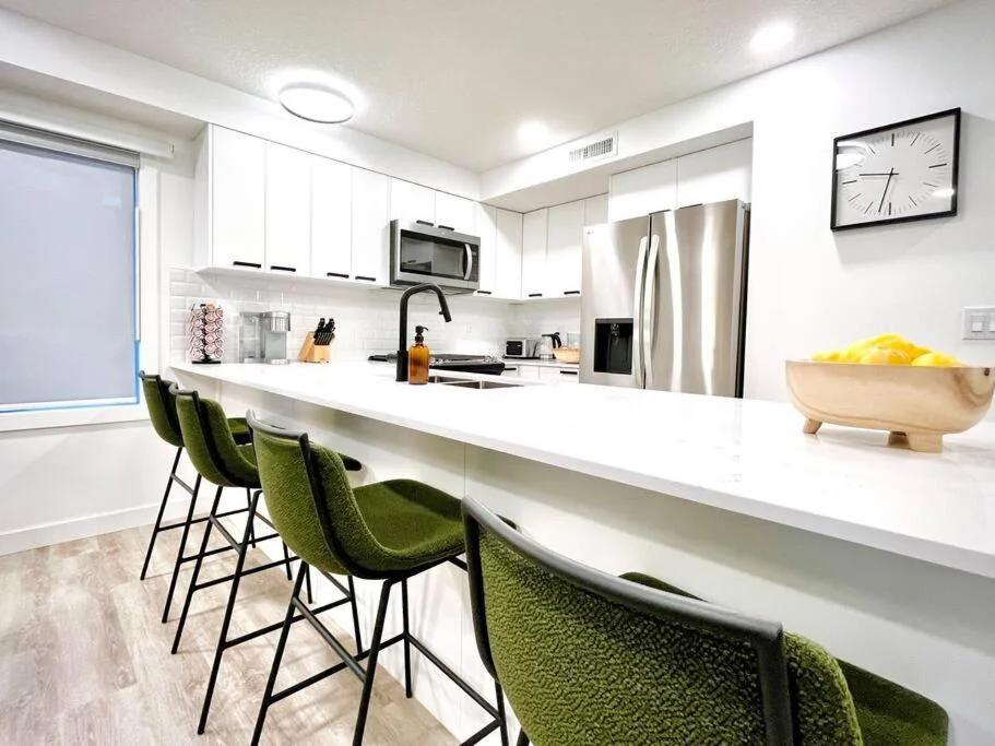 T201 Brand NEW Downtown Canmore 3BD & 2BT, BBQ, Free Parking foto