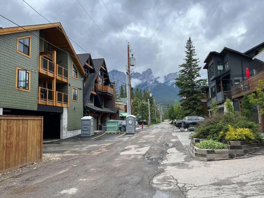 T201 Brand NEW Downtown Canmore 3BD & 2BT, BBQ, Free Parking foto
