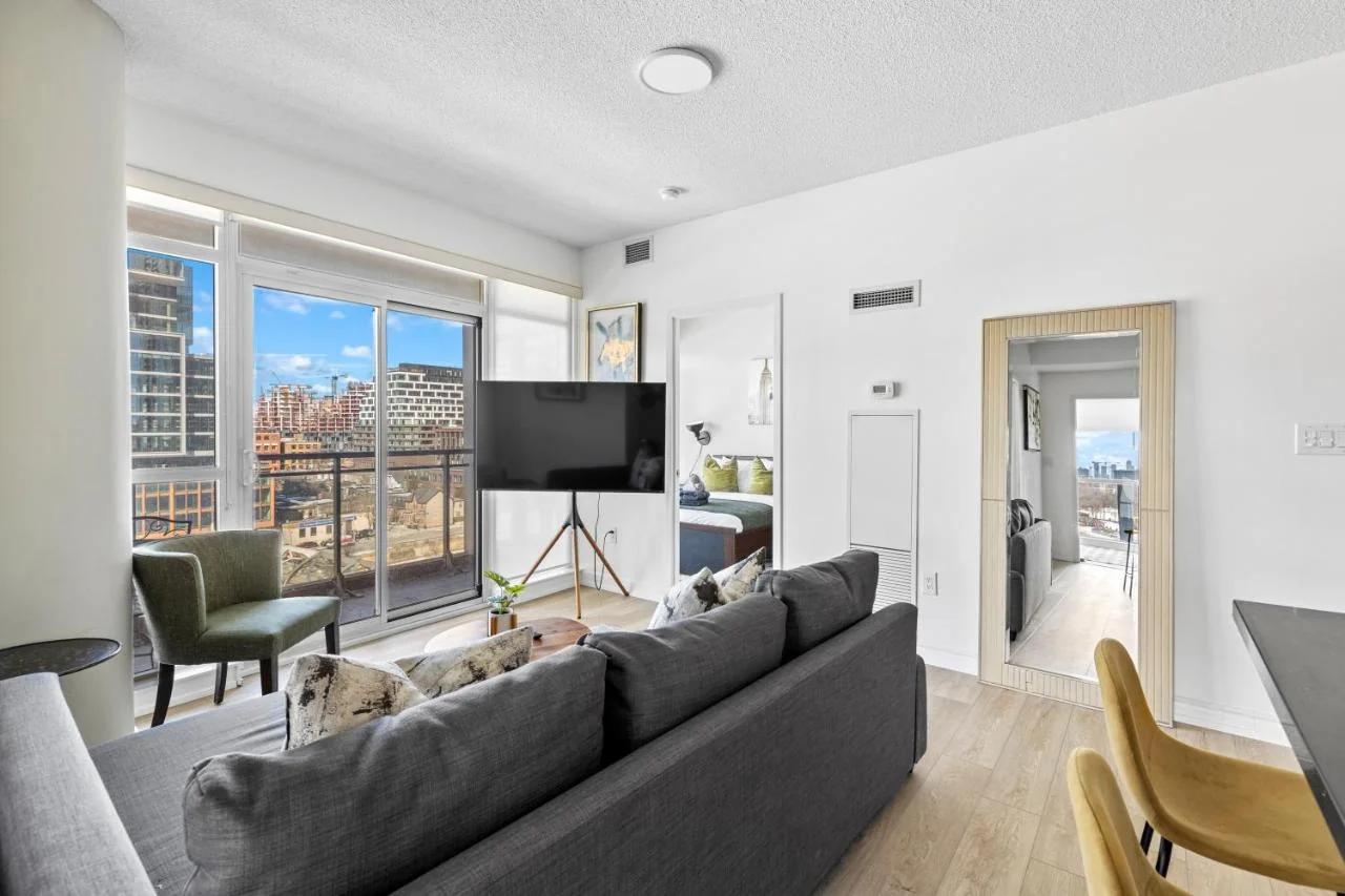 Toronto Harbourview Suites with free parking photo