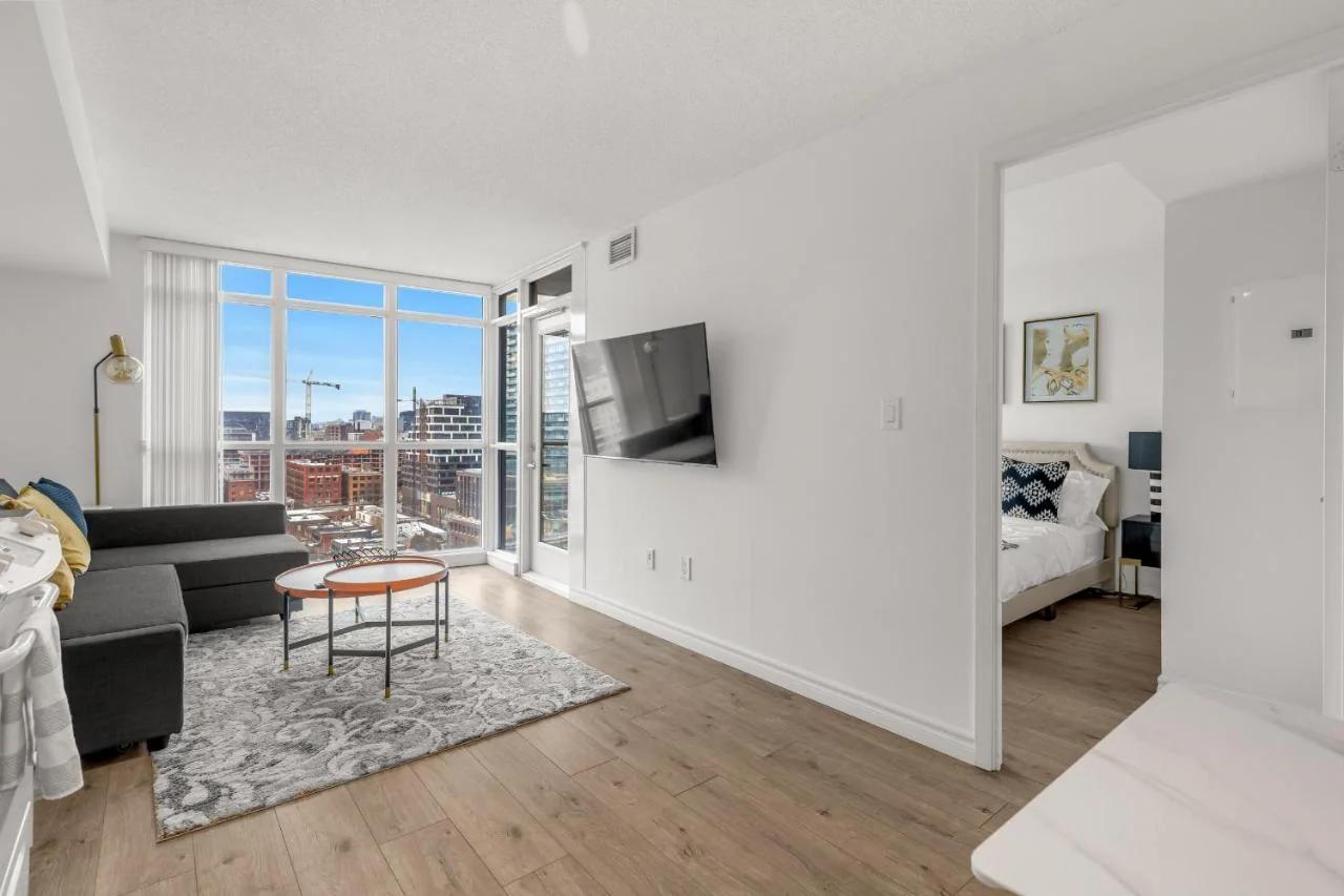 Toronto Harbourview Suites with free parking photo