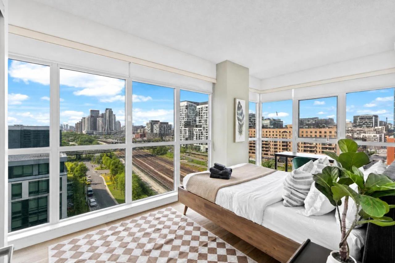 Toronto Harbourview Suites with free parking photo