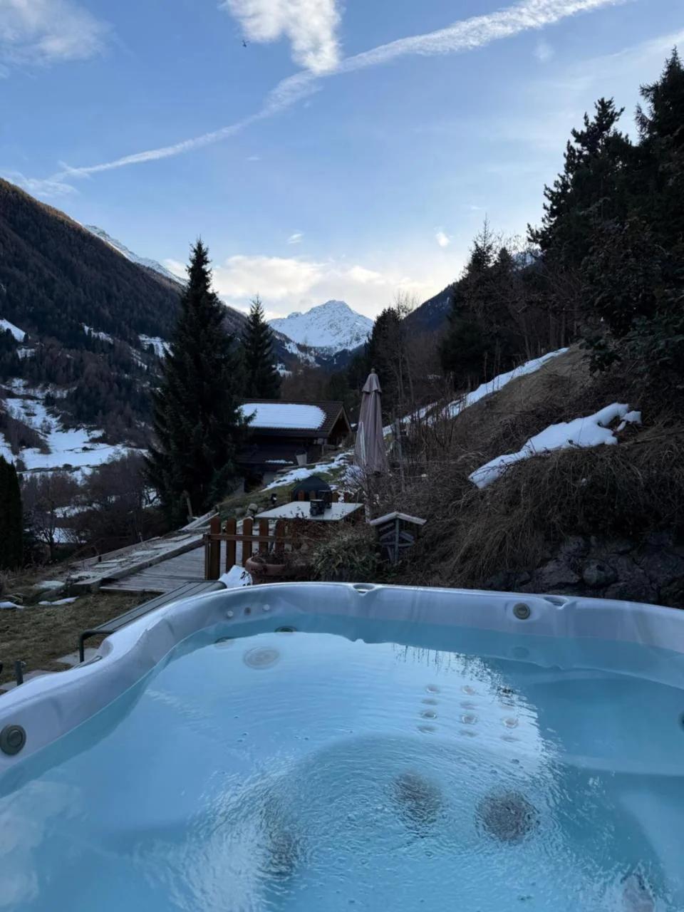 Chalet Opalpin Lodge & Spa, vue montagne et jacuzzi photo
