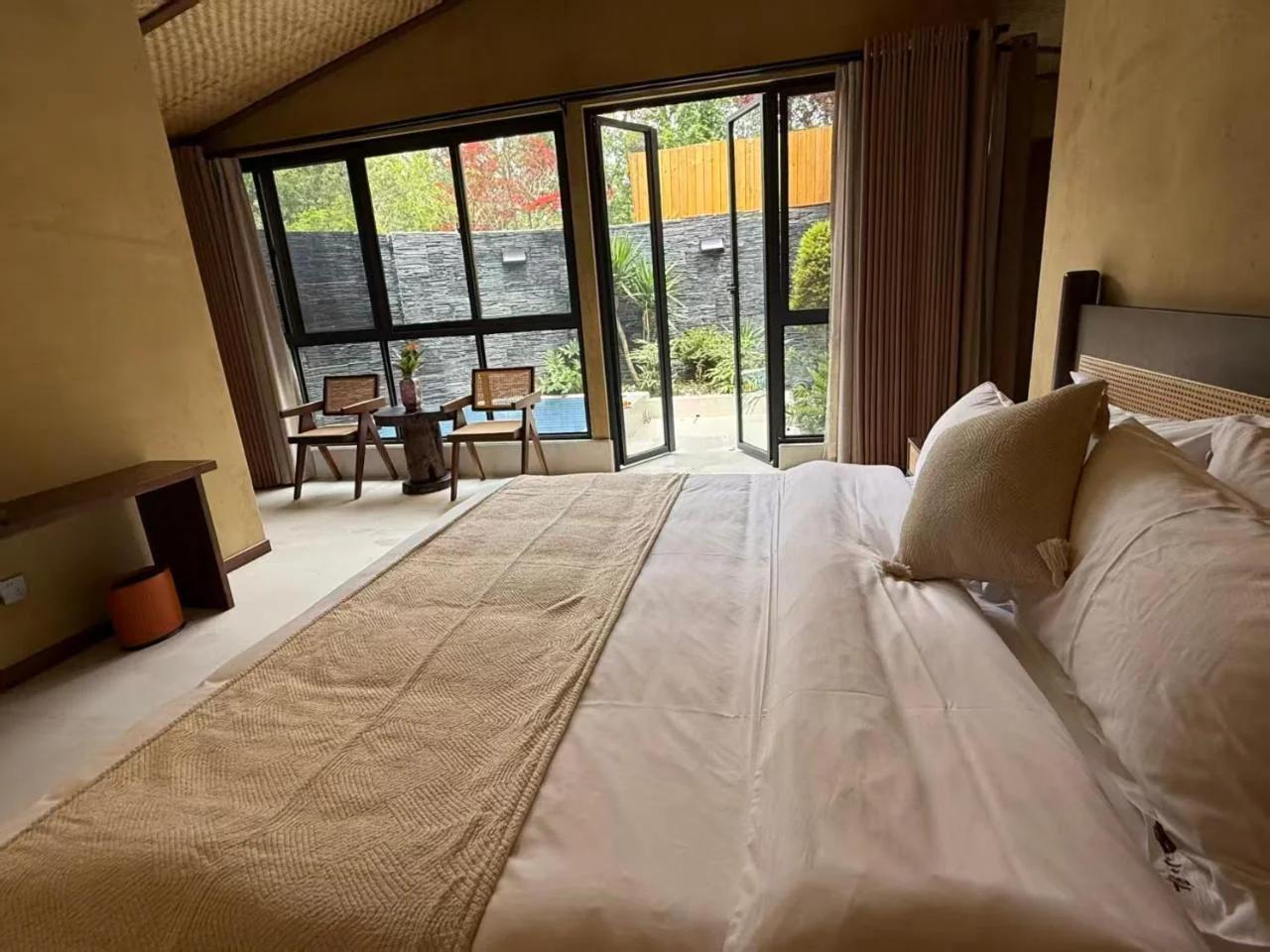 Chengdu Xiaoya Yard Hot Spring Hotel,is just a 20 minute drive from both the Sanxingdui Museum and the Chengdu Panda Base,Enjoy Soaking in natural hot springs,Traditional Chinese afternoon tea,Exquisite fruit platter foto