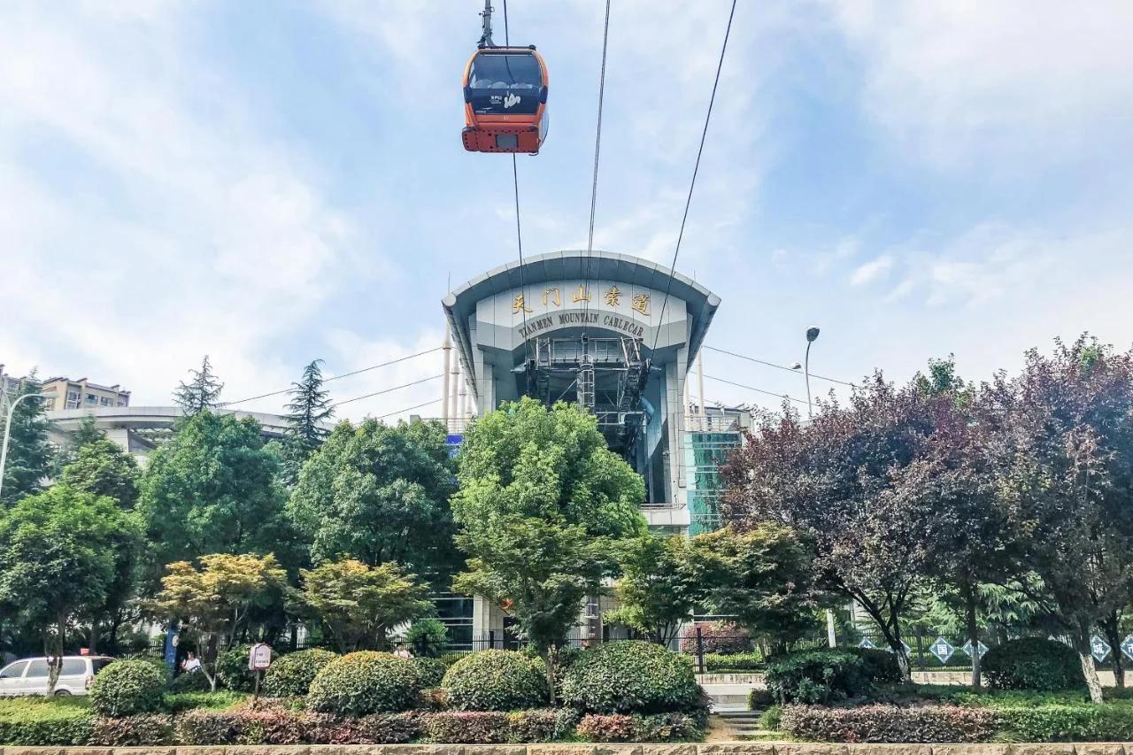 Luna's Travel House-Family and group-friendly,Walk 2 minutes to Tianmen Cableway,Free pick up service,Book tickets, Free Laundry,Experienced tour guide service,Group tour
