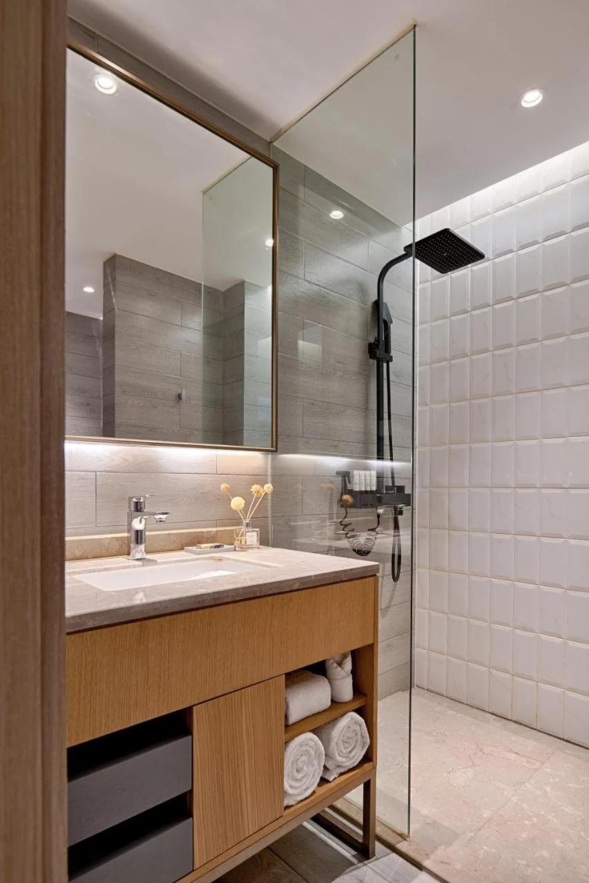 RARA Esports Hotel-Nanping Wanda Plaza ,Close to HongyaCave and Jiefangbei, Metro Line 3 direct to Jiangbei International Airport just outside the hotel,Free laundry service and 24H butler service available, Great for both sightseeing and esports gaming foto