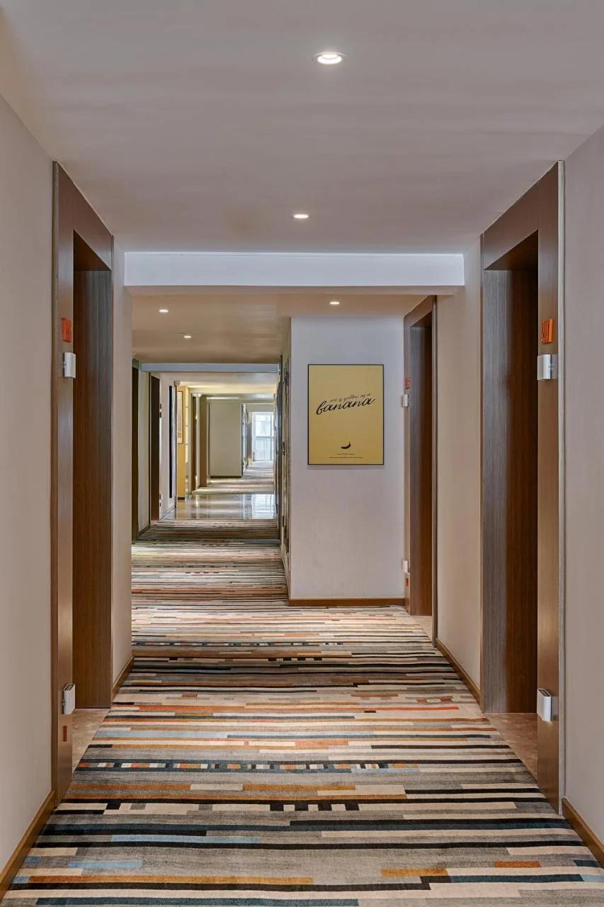 RARA Esports Hotel-Nanping Wanda Plaza ,Close to HongyaCave and Jiefangbei, Metro Line 3 direct to Jiangbei International Airport just outside the hotel,Free laundry service and 24H butler service available, Great for both sightseeing and esports gaming foto