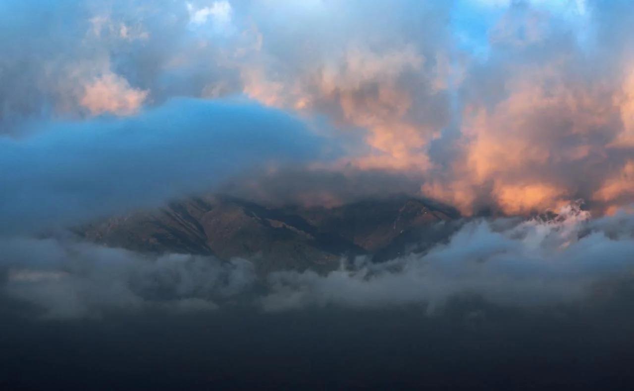SIXI CANGSHAN MOUNTAINS GOLDEN SUNRISE MIRROR OF THE SKY SOUND SLEEP HOTEL DALI ANCIENT CITy photo