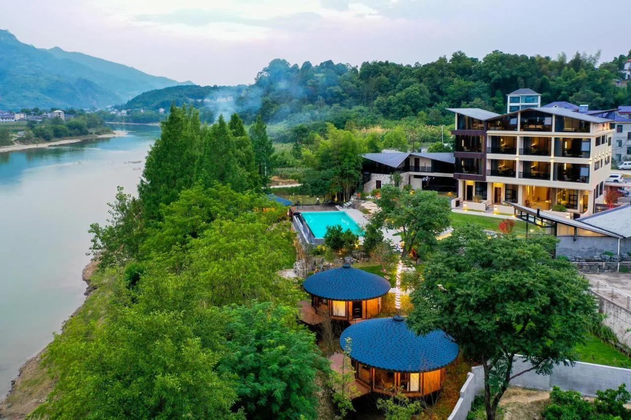 Zhangjiajie Tianmenshan YOLO RELIAN Mt and River Collection-Riverside hotel with sunrise,sunset views, ticket service for attractions, afternoon tea,coffee, and laundry service photo