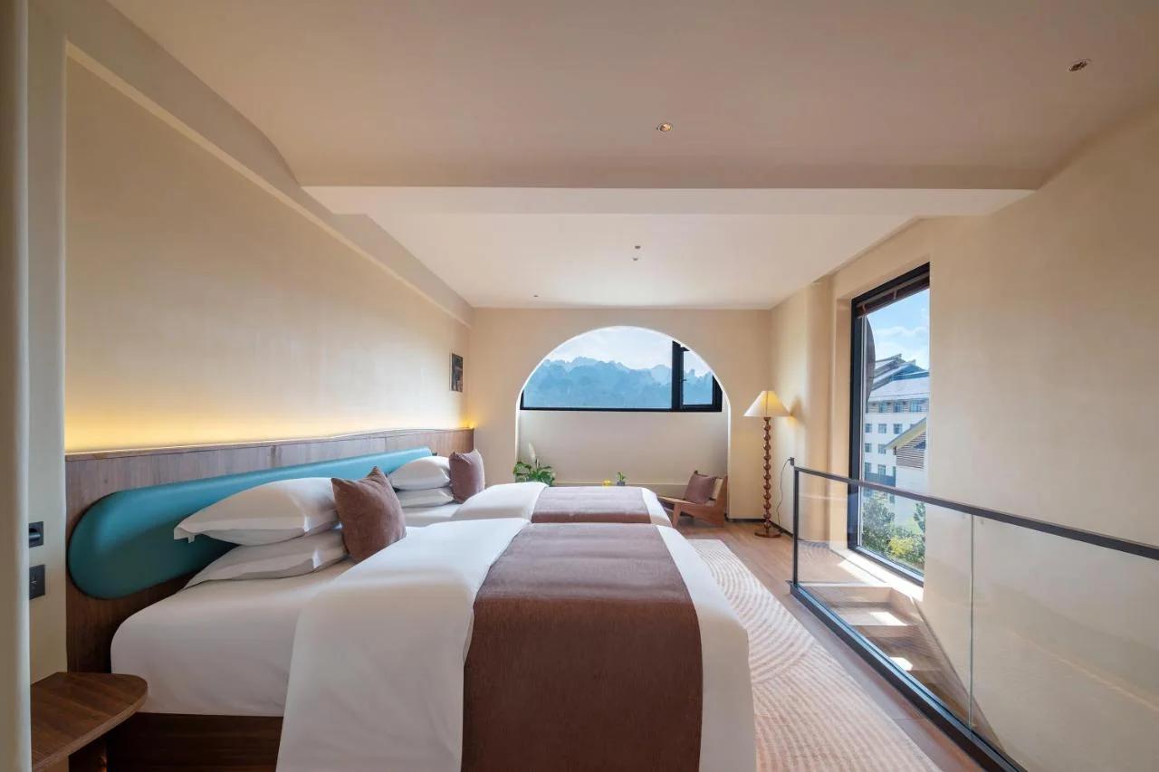 Zhangjiajie Yu Realm Hotel - Ancient Charm - Modern Luxury - Your Perfect Journey - A single pick-up or drop-off photo