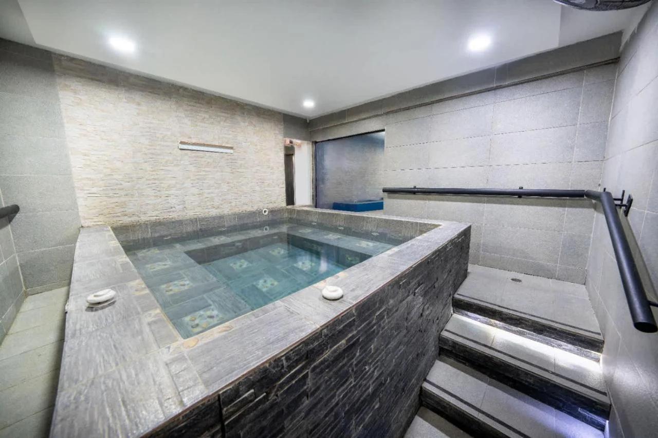 6 Habitaciones con un Jacuzzi Privado photo