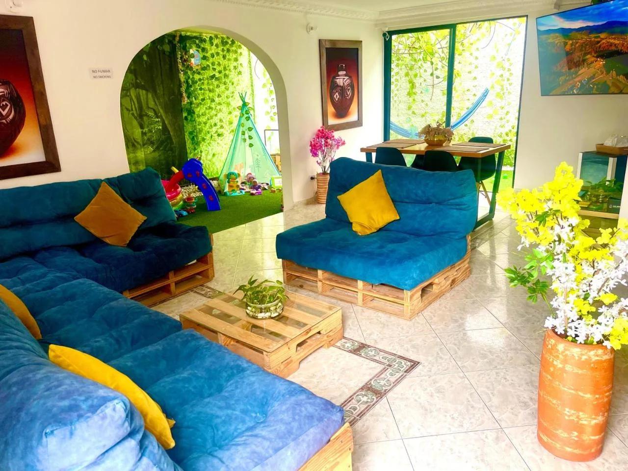 Casa Familiar con Sala de Juegos y Espacio para 15 Personas photo