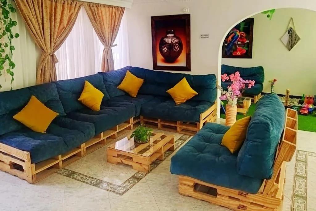 Casa Familiar con Sala de Juegos y Espacio para 15 Personas photo
