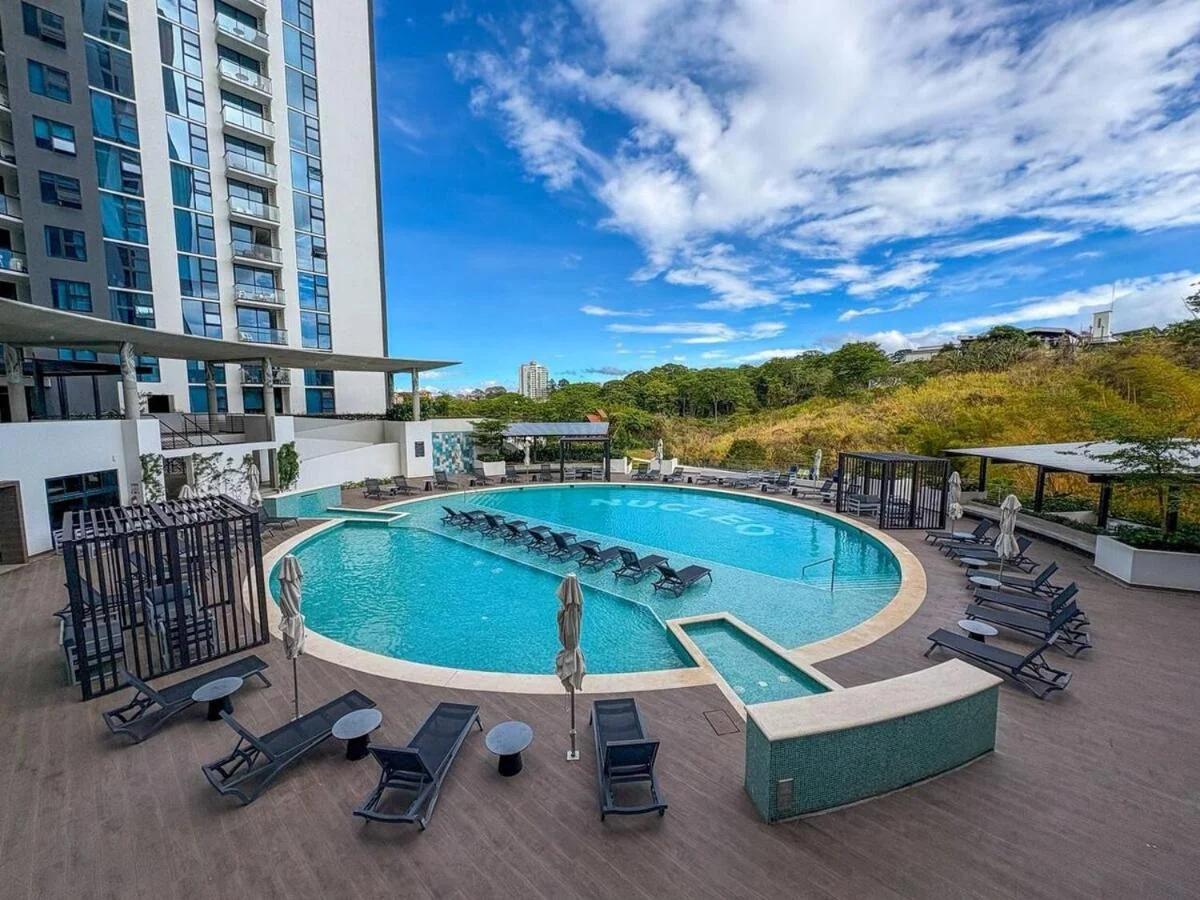 Apartment with AC, pool, gym and more amenities