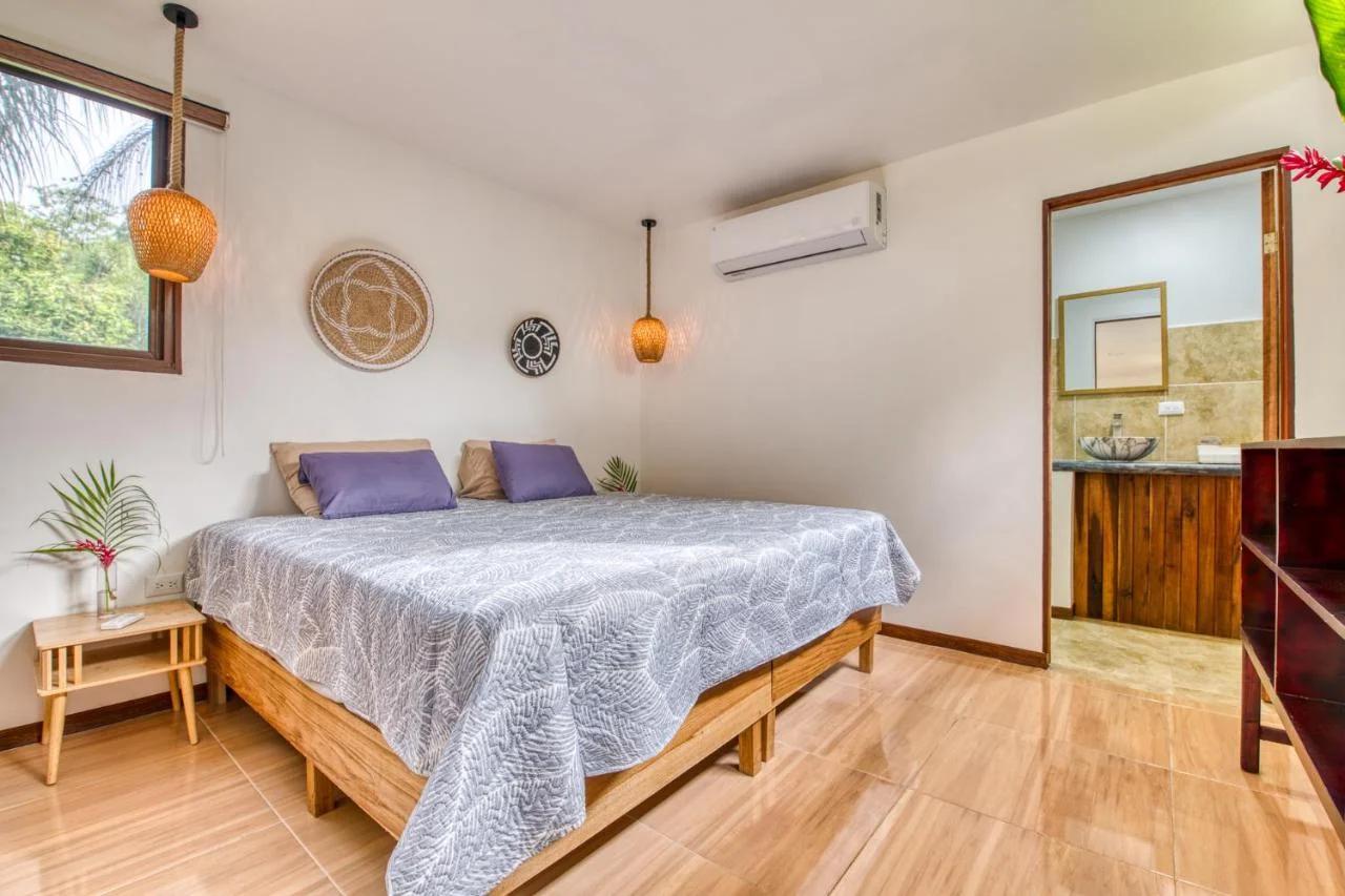 Beachfront Studio - Direct Beach Access, AC & Fast WiFi foto