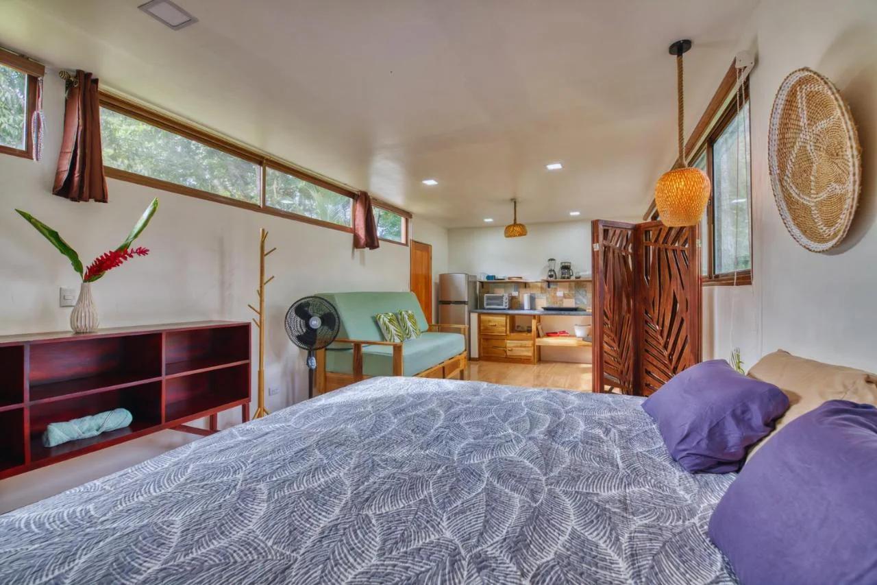 Beachfront Studio - Direct Beach Access, AC & Fast WiFi foto