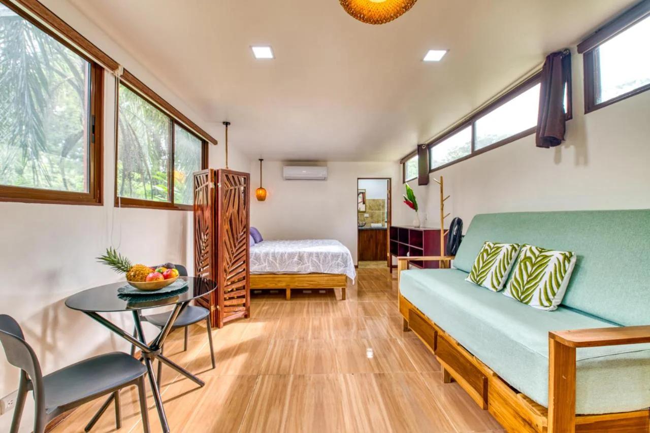 Beachfront Studio - Direct Beach Access, AC & Fast WiFi foto
