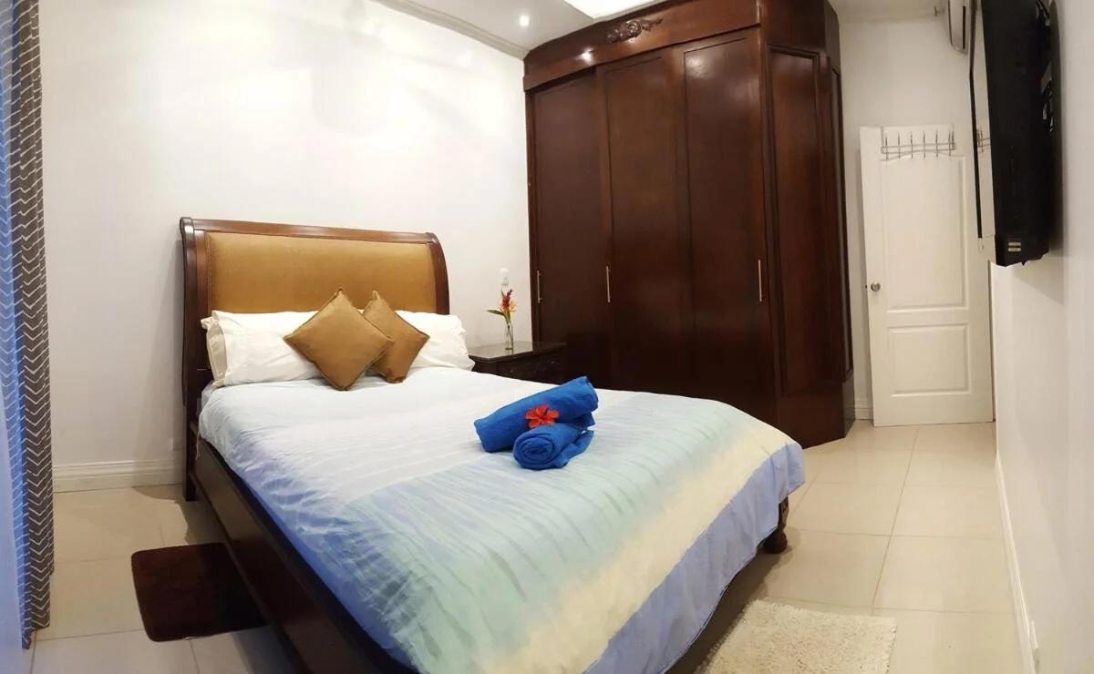 Condo Niko - Centrally Located, Steps to Beach! photo