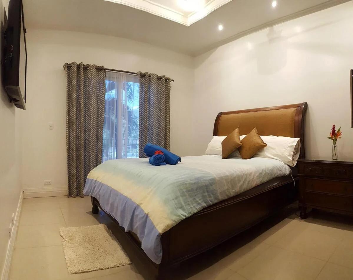 Condo Niko - Centrally Located, Steps to Beach! photo