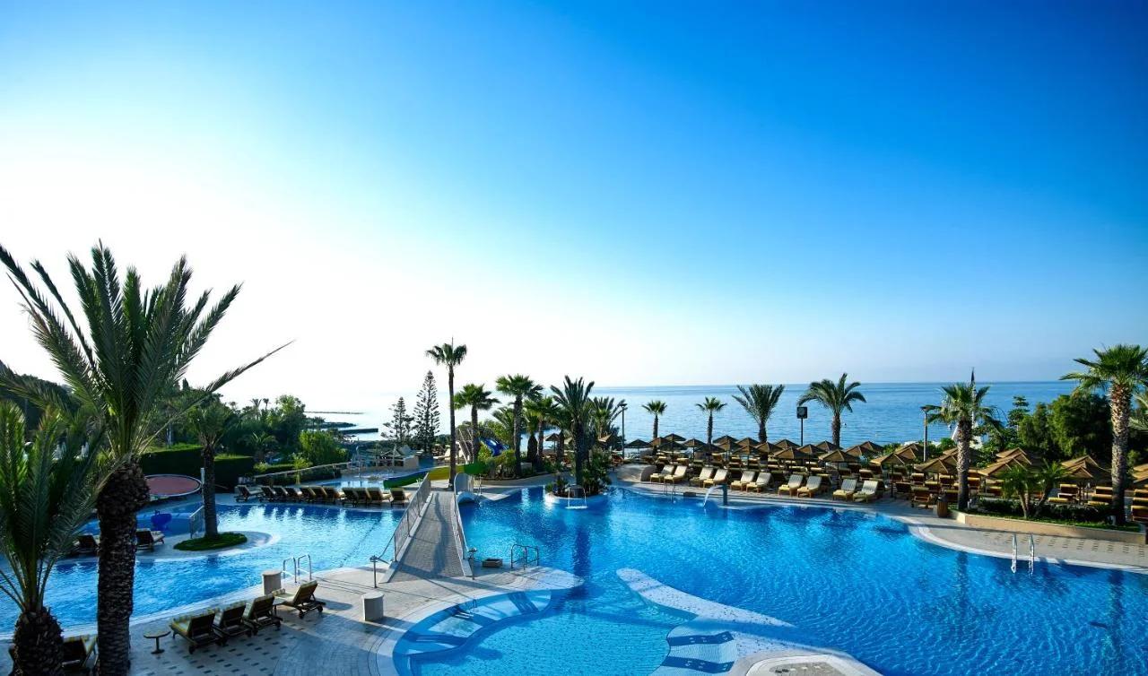 Four Seasons Hotel photo